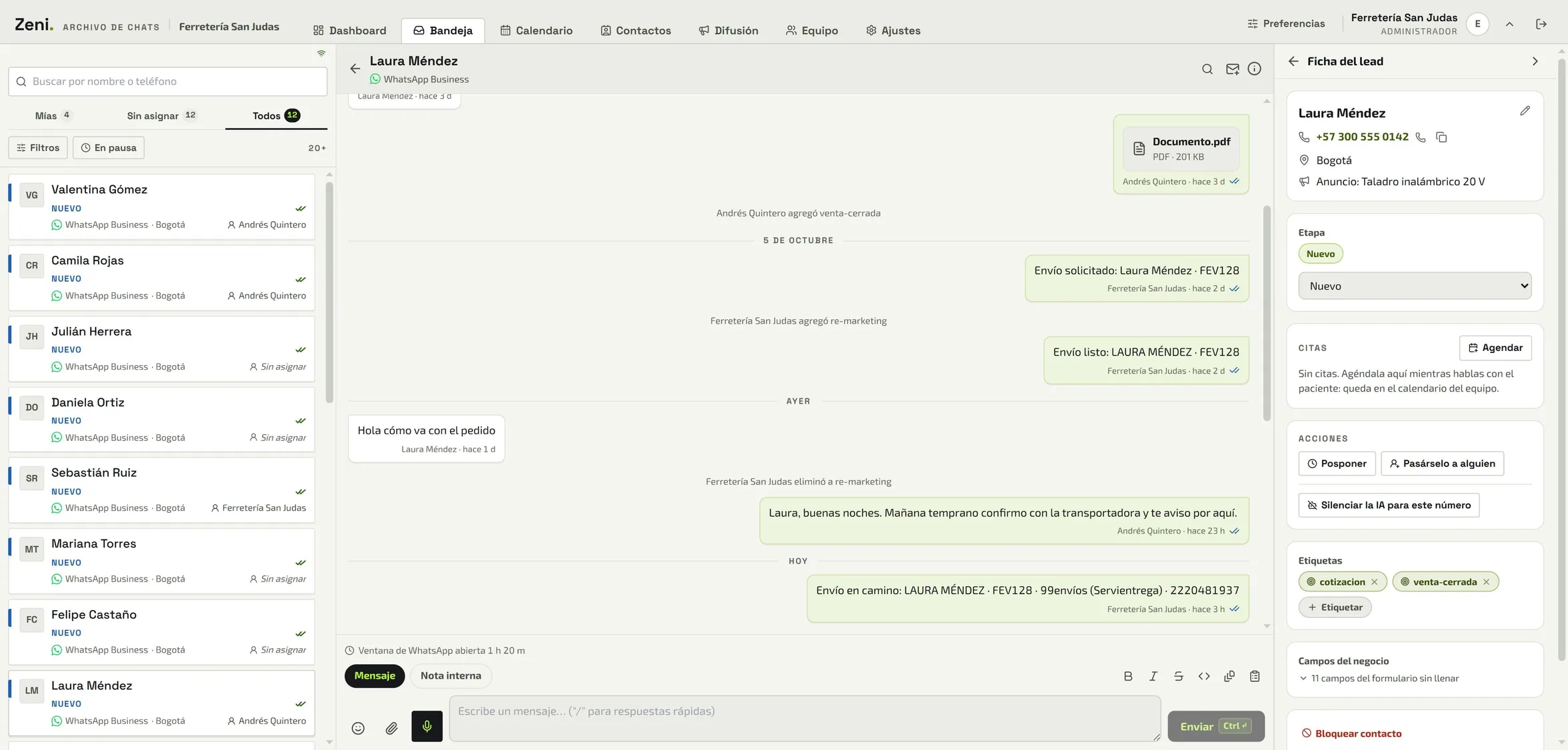 La bandeja de Zeni con la lista de chats, una conversación abierta y la ficha del cliente
